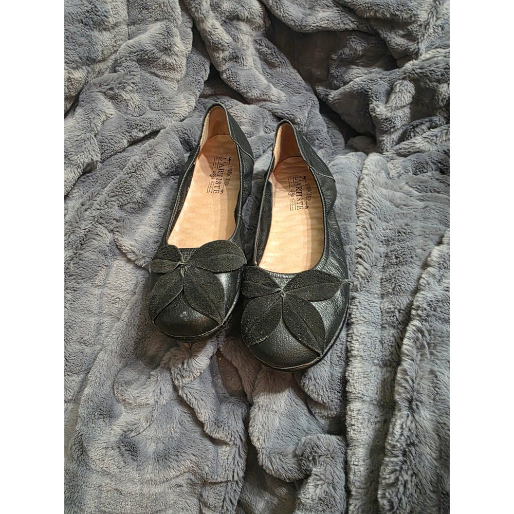L'Artiste Spring Step Adelle Black Leather Floral Petal Ballet Flats Size 39